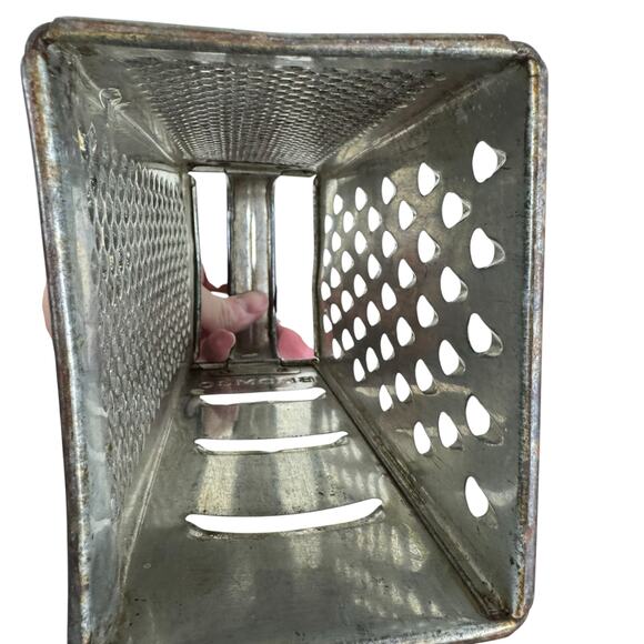 Vintage Bromco Metal Tin Primitive Handles Box Grater - Picture 5 of 6